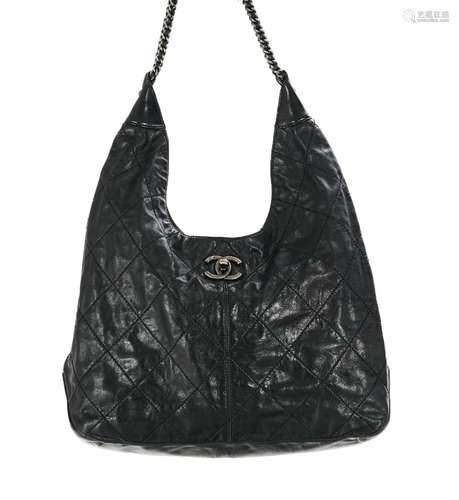 Chanel, sac Coco Hobo en cuir de veau noir vieilli et matela...