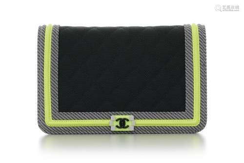 Chanel, sac wallet Boy Fluo en toile noir matelassé au bord ...