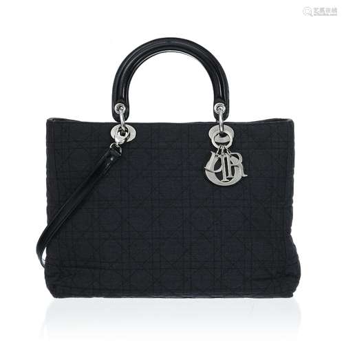 Christian Dior, sac Lady Dior en tissu gris anthracite matel...