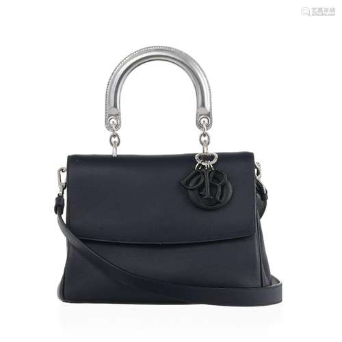 Dior, sac Be Dior en cuir lisse bleu marine, poignée en cuir...