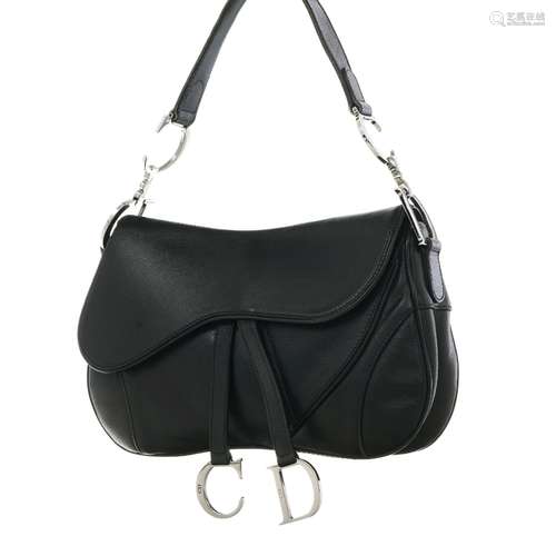 Christian Dior, sac Saddle Double en cuir noir, étriers CD e...