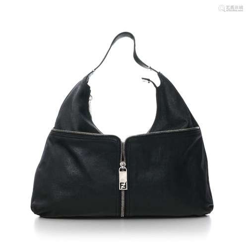 Fendi, sac Hobo Front Zipper en cuir noir, orné d'une poche ...