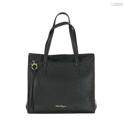 Salvatore Ferragamo, sac Amy GM en cuir de veau grainé noir,...