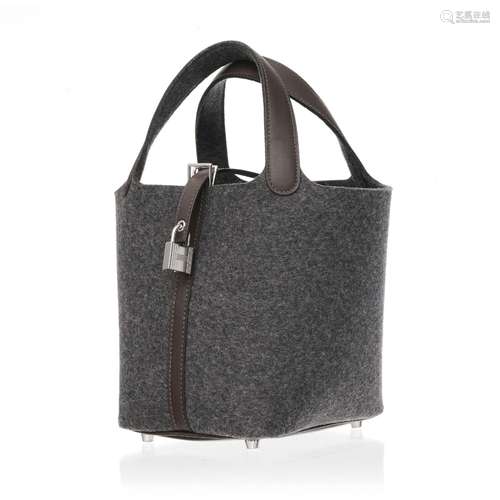 Hermès, sac Picotin Lock 18 en feutre gris et cuir veau Swif...