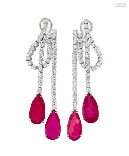 Paire de pendants d'oreilles or gris 750 retenant des rubis ...