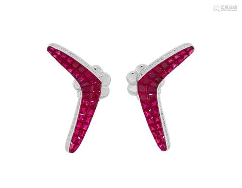 Paire de clous d'oreilles boomerangs or gris 750 sertis invi...