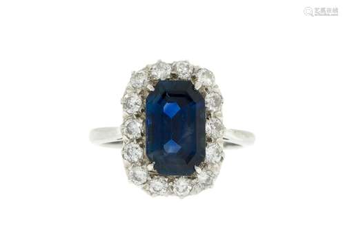 Bague argent sertie d'un saphir octogonale de 3.58 carats, e...