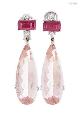 Paire de pendants d'oreilles or gris 750 sertis de morganite...