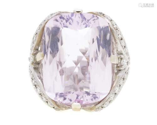 Bague or gris 750 sertie d'une kunzite taille coussin rehaus...