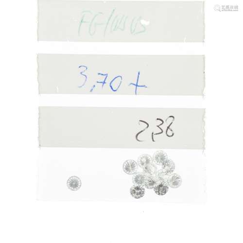 Lot de diamants sur papier env. 2 cts de diamètre 3.70 à 3.8...