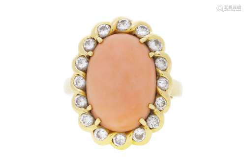 Bague or 750 sertie d'un cabochon de corail et de diamants t...