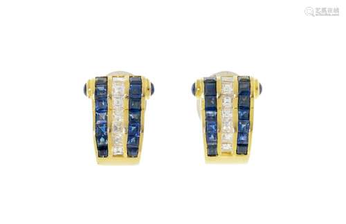 Paire de clips d'oreilles or 750 sertis de lignes de saphirs...