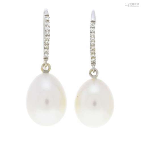 Paire de pendants d'oreilles or gris 750 retenant des perles...