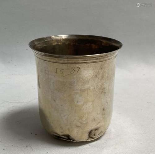 TIMBALE droite en argent uni<br />
Paris, 1798-1809<br />
Or...