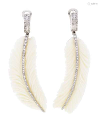 Paire de pendants d'oreilles plumes en résine blanches et or...