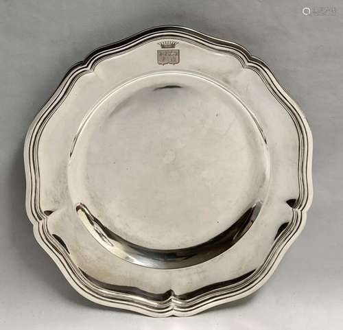 PLAT rond en argent (800/1000e), modèle à moulures de filets...