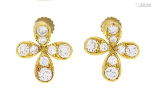 Paire de boucles d'oreilles fleurs or 750 serties de diamant...