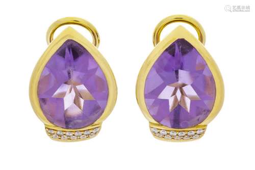 Paire de boucles d'oreilles or 750 serties d'améthystes tail...