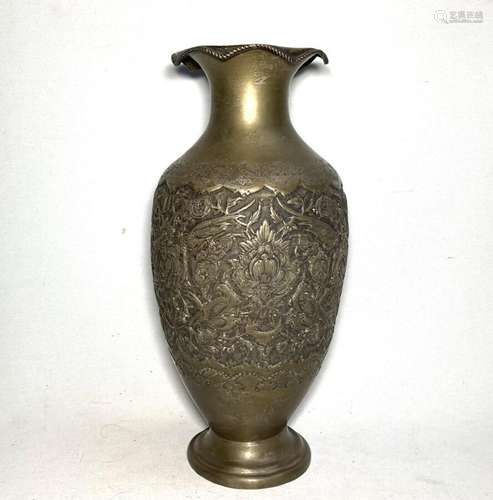 VASE en argent (à bas titre) à décor d'oiseaux et fleurs<br ...