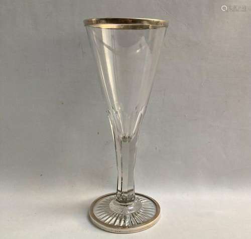 COUPE en verre taillé, les montures en argent<br />
Minerve....