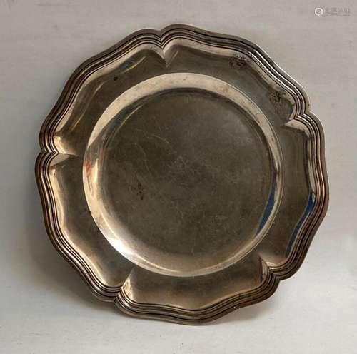 PLAT rond en argent, modèle à filets contours<br />
Minerve....