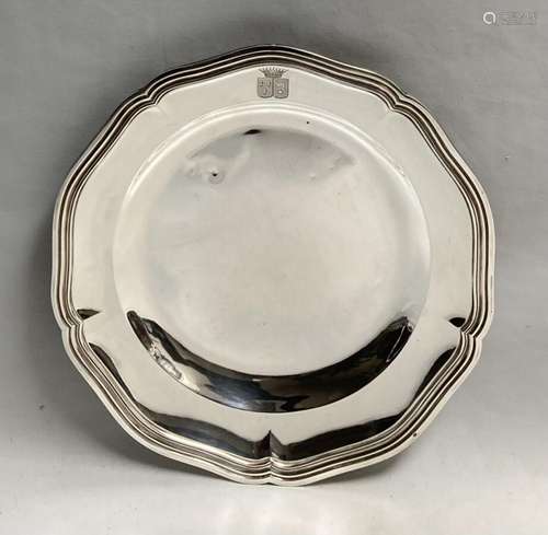 PLAT rond en argent, modèle à moulure de filets, gravé d'arm...