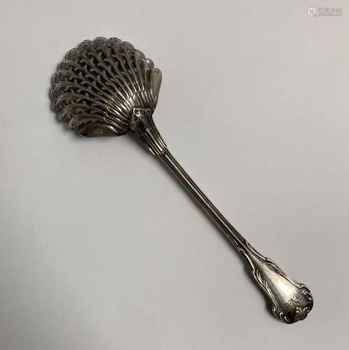 CUILLERE A SAUPOUDRER en argent, modèle filets feuillagés, c...