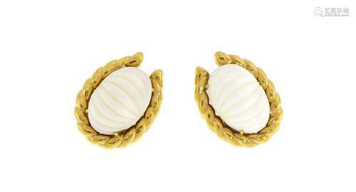 Paire de clips d'oreilles or 585 ornés de corail blanc godro...