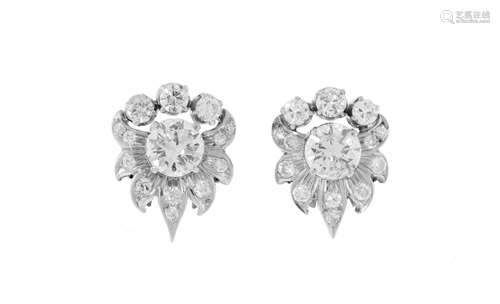 Paire de clous d'oreilles flammes platine sertis de 2 diaman...