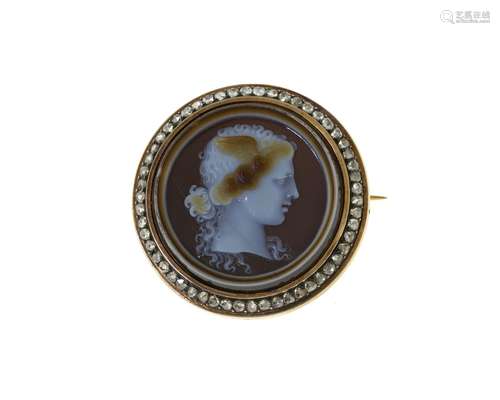 Broche XIXe s., or et argent ornée d'un camée sur agate repr...