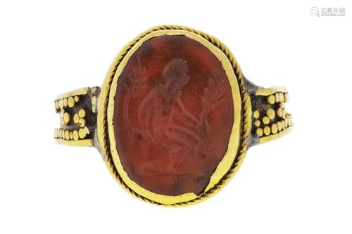 Bague antique or granulé sertie d'une intaille romaine sur c...