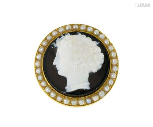 Broche XIXe s., or sertie d'un camée sur onyx figurant un pr...