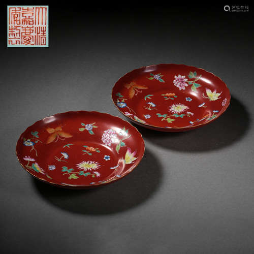 A PAIR OF CHINESE QING DYNASTY FLOWER MOUTH PLATES