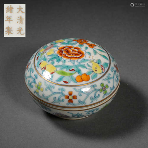 CHINESE QING DYNASTY BLUE AND WHITE BUCKET COLOR ROUND BOX