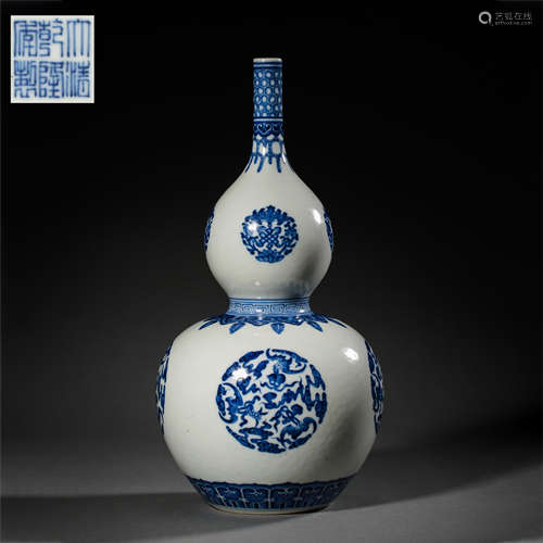 CHINESE QING DYNASTY BLUE AND WHITE GOURD BOTTLE