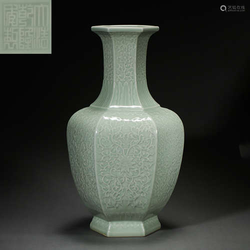 CHINESE QING DYNASTY QIANLONG GLAZED SIX-SIDED VASE WITH GRE...