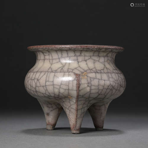 CELADON THREE-LEGGED FURNACE OF SOUTHERN SONG DYNASTY