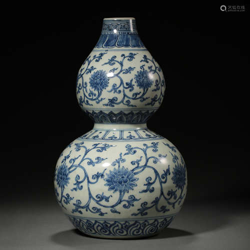 CHINESE MING DYNASTY BLUE AND WHITE GOURD BOTTLE