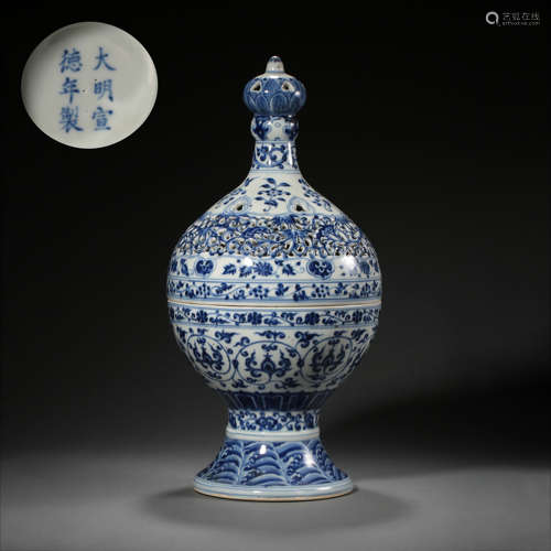 CHINESE MING DYNASTY BLUE AND WHITE VASE