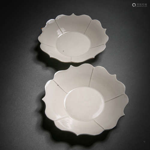 A PAIR OF CHINESE NORTHERN SONG DYNASTY DING WARE FLOWER MOU...