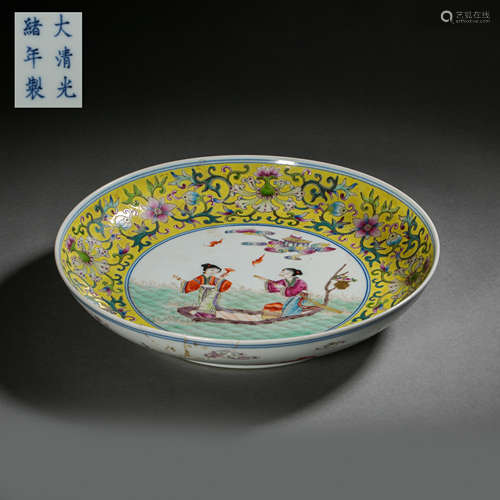 CHINESE PASTEL FIGURE PLATE OF QING DYNASTY