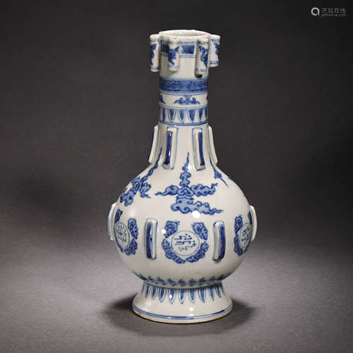 CHINESE MING DYNASTY BLUE AND WHITE VASE