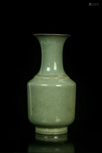 A Crackleware glazed Vase