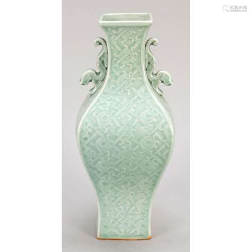 Square monochrome vase with re