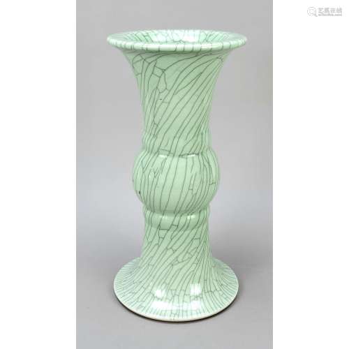 Large Ge-type celadon Gu vase,