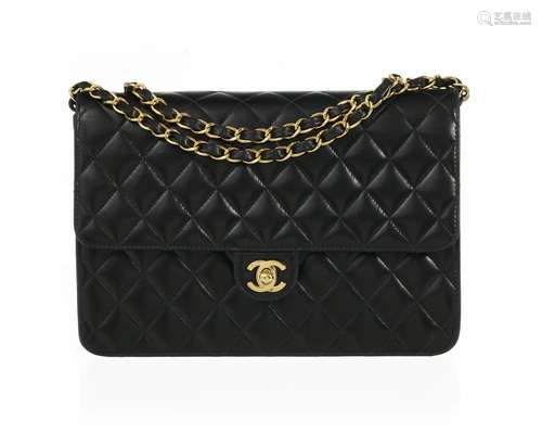 Chanel, sac Timeless rabat simple en cuir d'agneau noir mate...