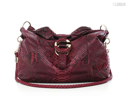 Gucci, sac G Wave Hobo en python rouge, bandoulière porté ép...