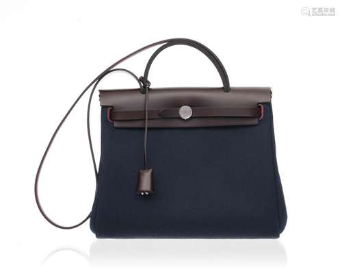 Hermès, sac Herbag 31 retourné en toile bleu marine et cuir ...