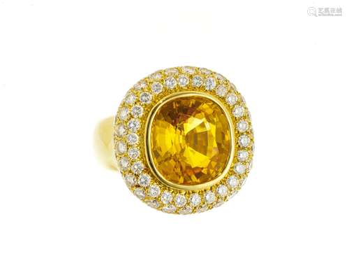 OJ Perrin, bague sertie d'un saphir jaune taille coussin ent...