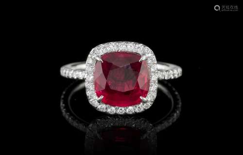 Bague platine sertie d'un rubis taille coussin antique de 3....